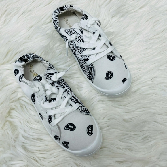 ‼️CLEARANCE PRICE FIRM‼️White Bandana Sneakers🖤🤍 - Picture 3 of 9
